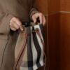 Skórzana nowa torebka Burberry w kratę – worek, crossbody
