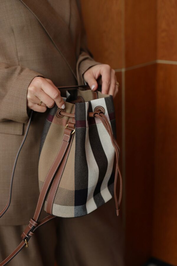 Skórzana nowa torebka Burberry w kratę – worek, crossbody