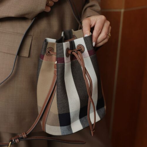Skórzana nowa torebka Burberry w kratę – worek, crossbody