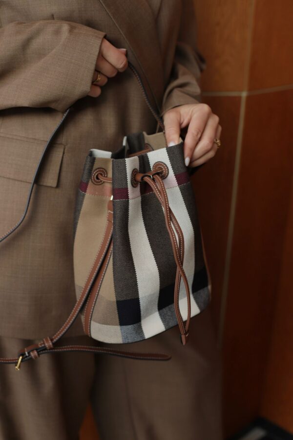 Skórzana nowa torebka Burberry w kratę – worek, crossbody