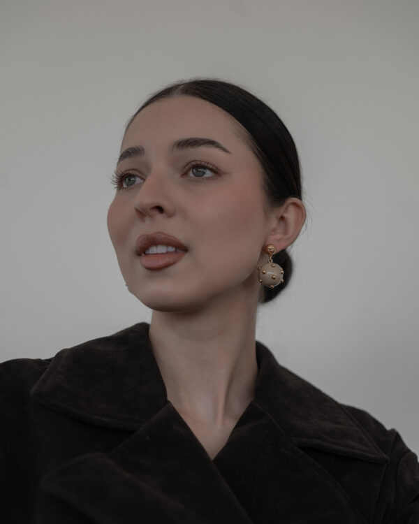 Kolczyki Chanel CC Pearl Stud Drop  – wiszące kule ze złoconymi perełkami