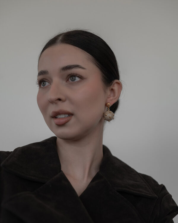 Kolczyki Chanel CC Pearl Stud Drop  – wiszące kule ze złoconymi perełkami