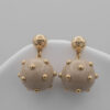 Kolczyki Chanel CC Pearl Stud Drop  – wiszące kule ze złoconymi perełkami