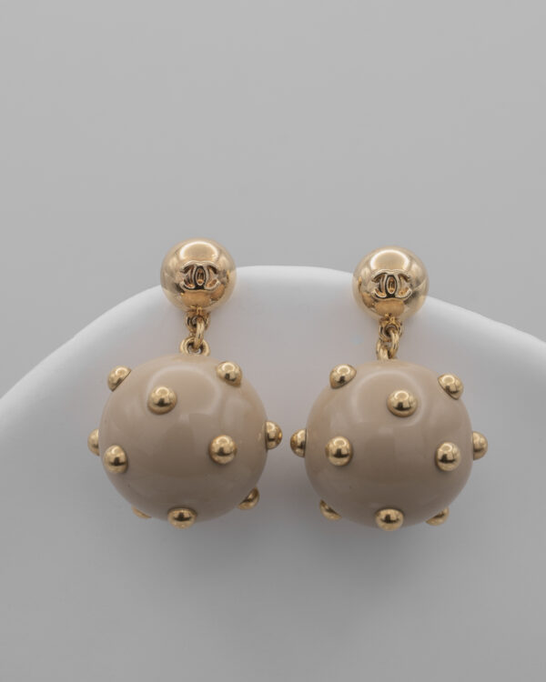 Kolczyki Chanel CC Pearl Stud Drop  – wiszące kule ze złoconymi perełkami