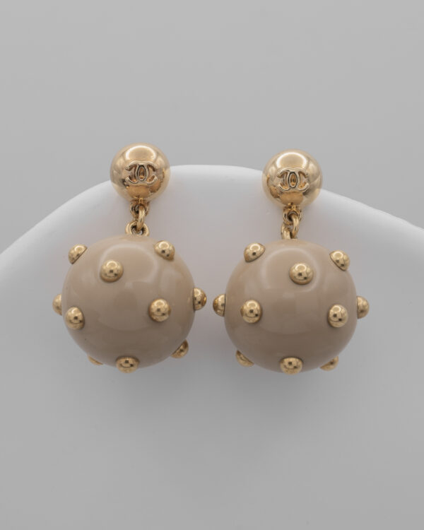 Kolczyki Chanel CC Pearl Stud Drop  – wiszące kule ze złoconymi perełkami