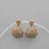 Kolczyki Chanel CC Pearl Stud Drop  – wiszące kule ze złoconymi perełkami