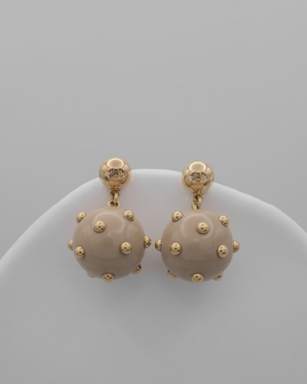 Kolczyki Chanel CC Pearl Stud Drop  – wiszące kule ze złoconymi perełkami