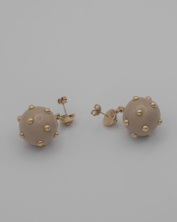 Kolczyki Chanel CC Pearl Stud Drop  – wiszące kule ze złoconymi perełkami