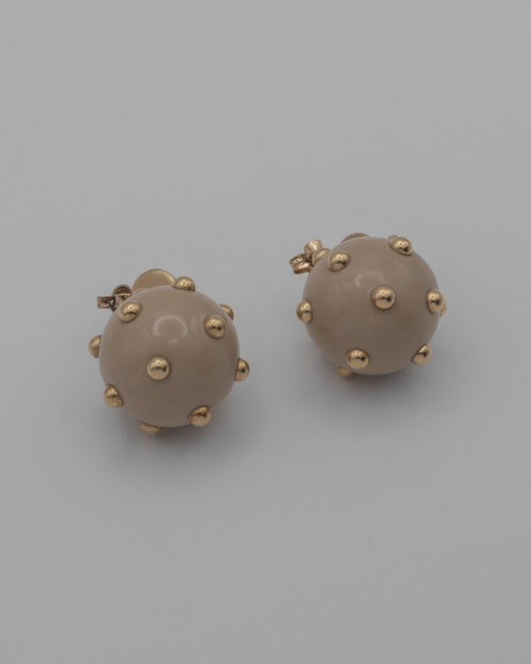Kolczyki Chanel CC Pearl Stud Drop  – wiszące kule ze złoconymi perełkami