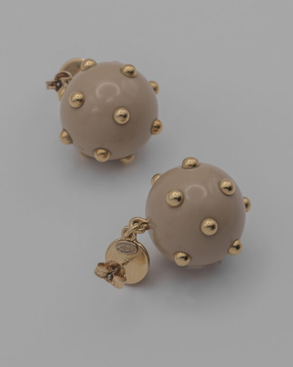 Kolczyki Chanel CC Pearl Stud Drop  – wiszące kule ze złoconymi perełkami
