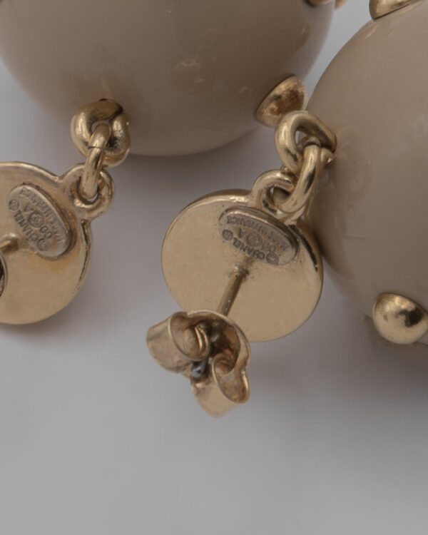 Kolczyki Chanel CC Pearl Stud Drop  – wiszące kule ze złoconymi perełkami