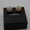 Kolczyki Chanel CC Pearl Stud Drop  – wiszące kule ze złoconymi perełkami