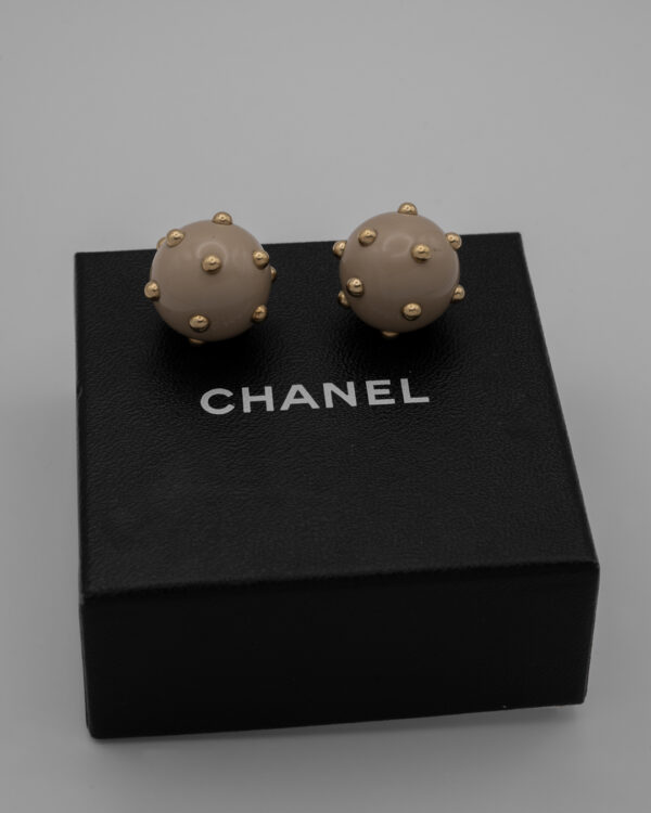 Kolczyki Chanel CC Pearl Stud Drop  – wiszące kule ze złoconymi perełkami