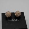 Kolczyki Chanel CC Pearl Stud Drop  – wiszące kule ze złoconymi perełkami
