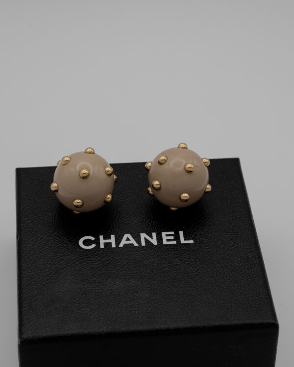Kolczyki Chanel CC Pearl Stud Drop  – wiszące kule ze złoconymi perełkami