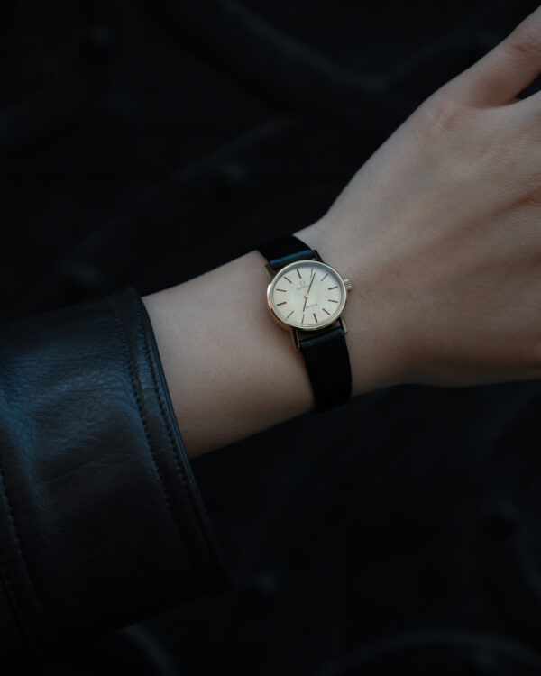 Omega Genève – klasyczny zegarek szwajcarski w złotej tonacji, lata 60./70.