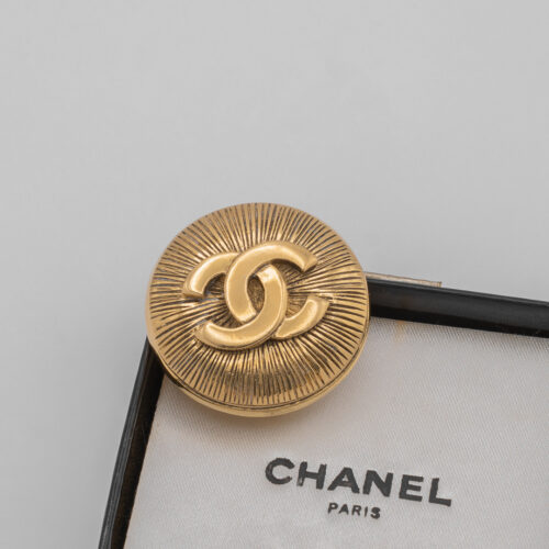 Chanel Vintage Broszka CC – pozłacana, okrągła, sygnowana, w oryginalnym pudełku