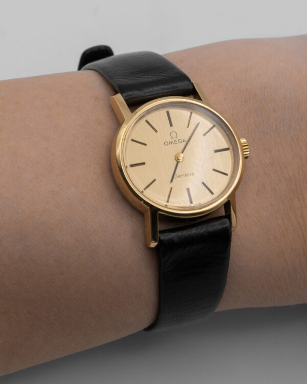 Omega Genève – klasyczny zegarek szwajcarski w złotej tonacji, lata 60./70.