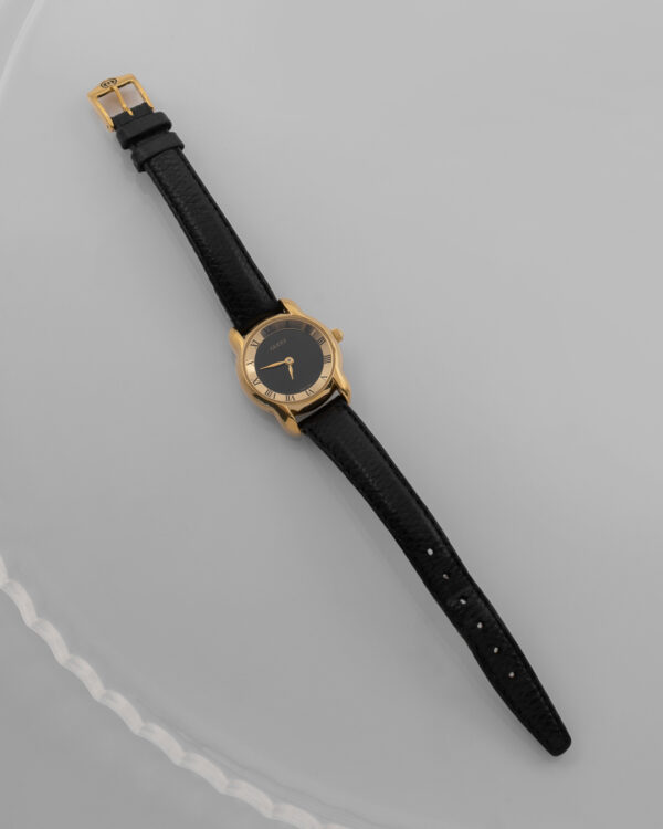 Zegarek Gucci – klasyczny w złotej tonacji z czarną tarczą