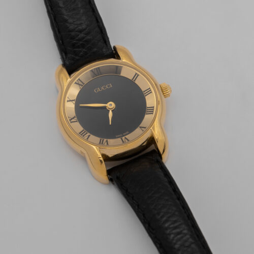 Zegarek Gucci – klasyczny w złotej tonacji z czarną tarczą