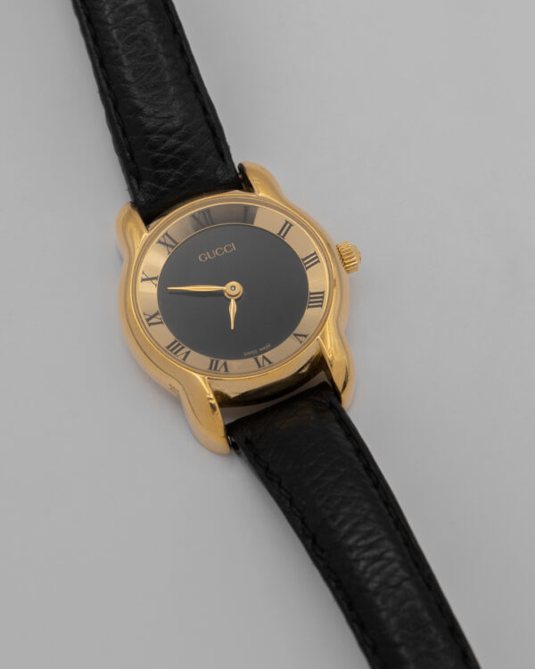 Zegarek Gucci – klasyczny w złotej tonacji z czarną tarczą