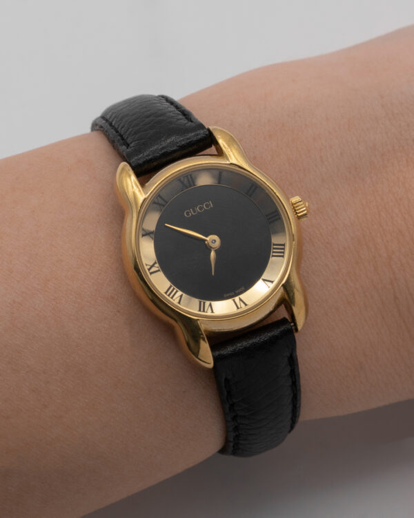 Zegarek Gucci – klasyczny w złotej tonacji z czarną tarczą