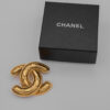 Broszka Chanel CC  – Ikoniczne Pikowane Logo CC, Made in France, z Pudełkiem