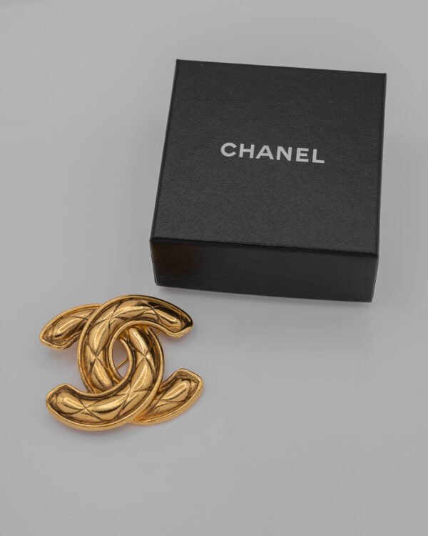Broszka Chanel CC  – Ikoniczne Pikowane Logo CC, Made in France, z Pudełkiem