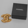 Broszka Chanel CC  – Ikoniczne Pikowane Logo CC, Made in France, z Pudełkiem