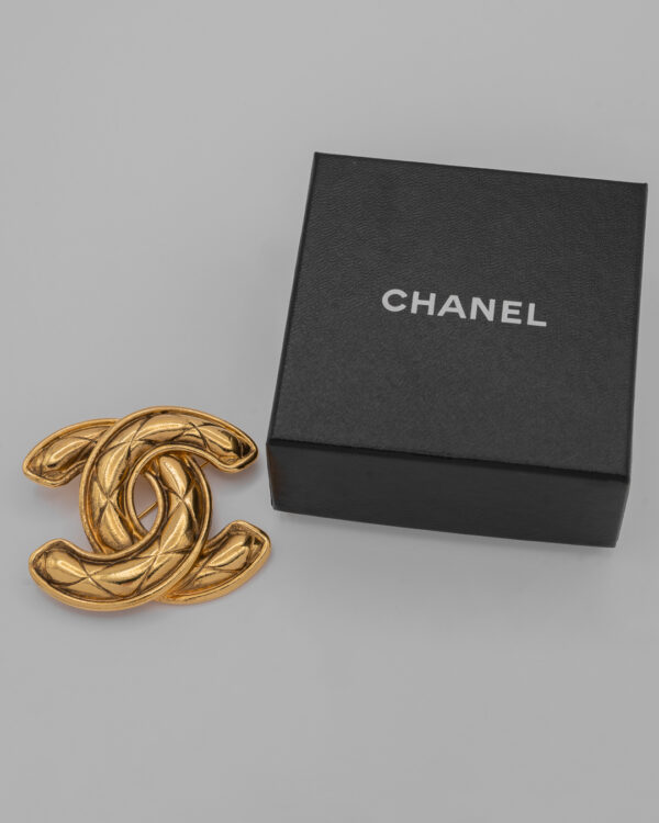 Broszka Chanel CC  – Ikoniczne Pikowane Logo CC, Made in France, z Pudełkiem