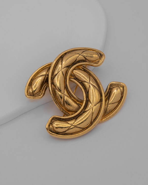 Broszka Chanel CC  – Ikoniczne Pikowane Logo CC, Made in France, z Pudełkiem