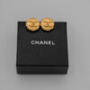 Klipsy Coco Chanel Motif Tressé- pozłacane tarcze z tłoczonym centralnym logo CC, lata 90.