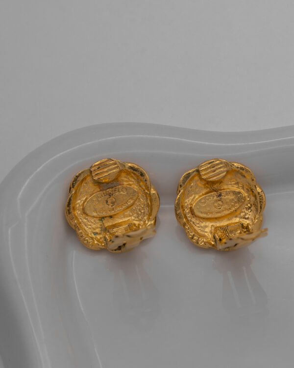 Klipsy Coco Chanel Motif Tressé- pozłacane tarcze z tłoczonym centralnym logo CC, lata 90.