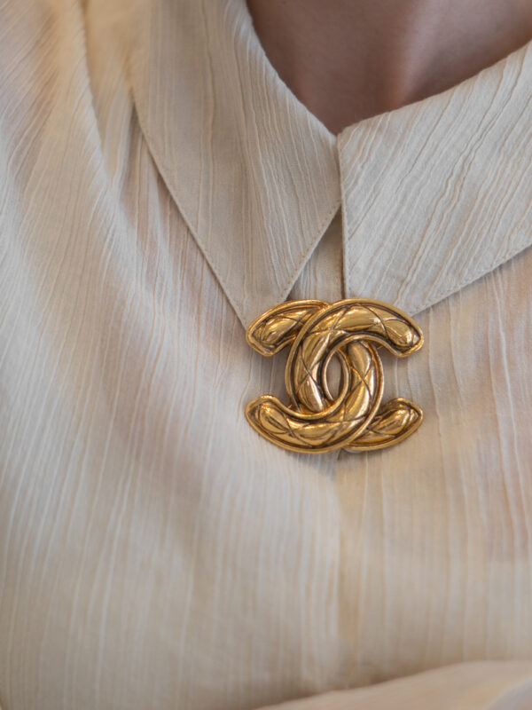 Broszka Chanel CC  – Ikoniczne Pikowane Logo CC, Made in France, z Pudełkiem