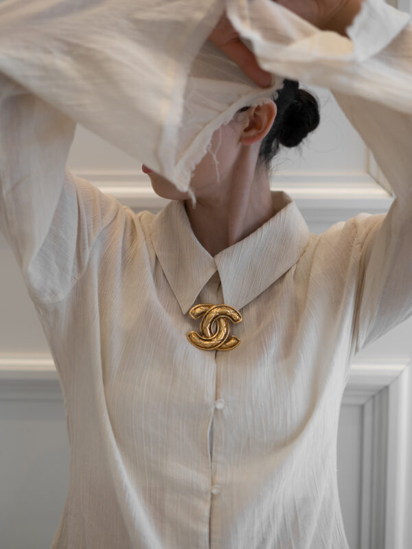 Broszka Chanel CC  – Ikoniczne Pikowane Logo CC, Made in France, z Pudełkiem