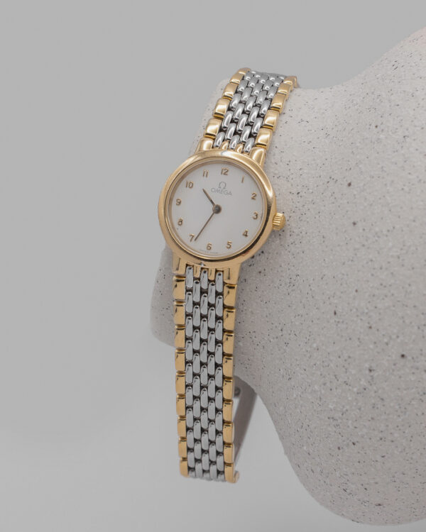 Elegancki zegarek damski - Omega De Ville (rekwizyt)