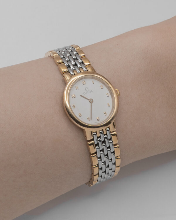 Elegancki zegarek damski - Omega De Ville (rekwizyt)