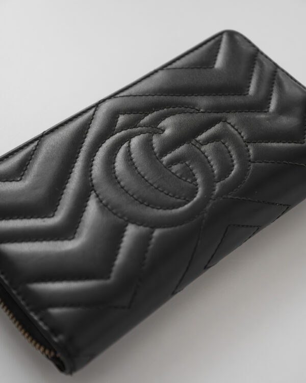 Portfel Gucci Marmont – skóra z pikowaniem chevron z kultowym logo GG