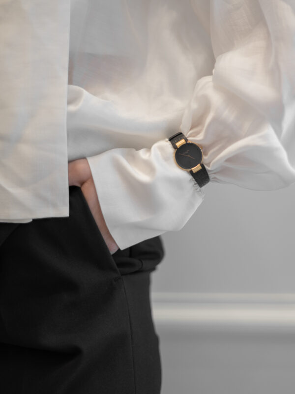 Zegarek Christian Dior - czarna minimalistyczna tarcza ze złotymi detalami