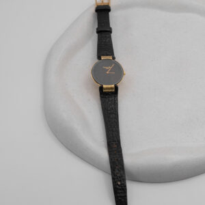 Zegarek Christian Dior - czarna minimalistyczna tarcza ze złotymi detalami