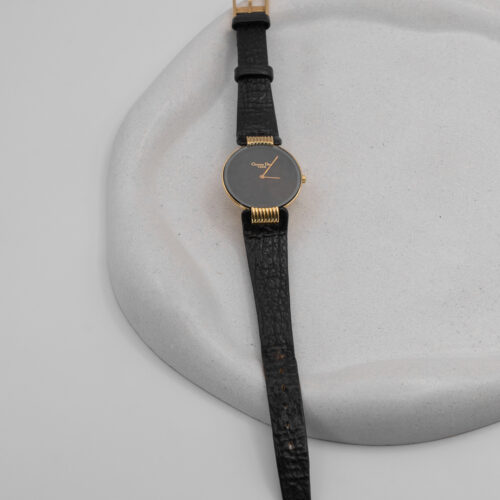 Zegarek Christian Dior - czarna minimalistyczna tarcza ze złotymi detalami
