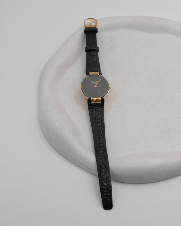 Zegarek Christian Dior - czarna minimalistyczna tarcza ze złotymi detalami
