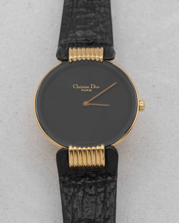 Zegarek Christian Dior - czarna minimalistyczna tarcza ze złotymi detalami