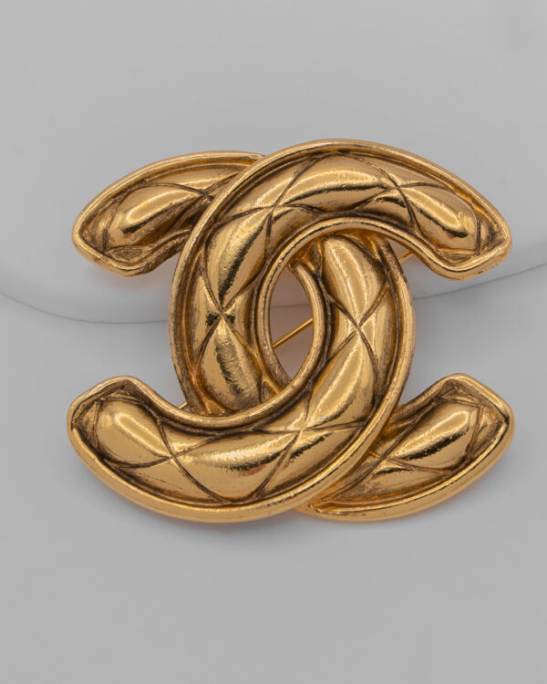 Broszka Chanel CC – ikoniczne logo CC + pudełko