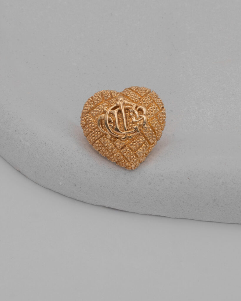 Pin Ch. Dior w formie serca z monogramem CD