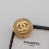 Broszka CHANEL  - kultowe CC w okrągłej formie z oryginalnym pudełkiem