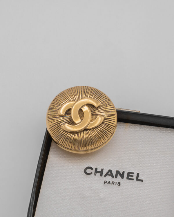 Broszka CHANEL  - kultowe CC w okrągłej formie z oryginalnym pudełkiem
