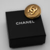 Broszka CHANEL  - kultowe CC w okrągłej formie z oryginalnym pudełkiem