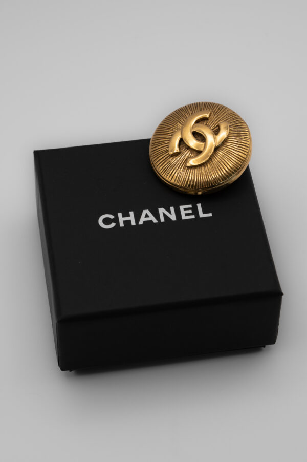 Broszka CHANEL  - kultowe CC w okrągłej formie z oryginalnym pudełkiem
