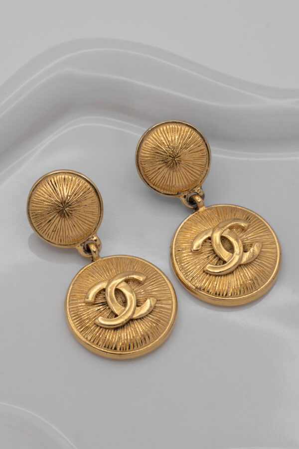 Klipsy Coco Chanel - rzeźbiarska forma i motyw Sunburst, kolekcja Spring 1993